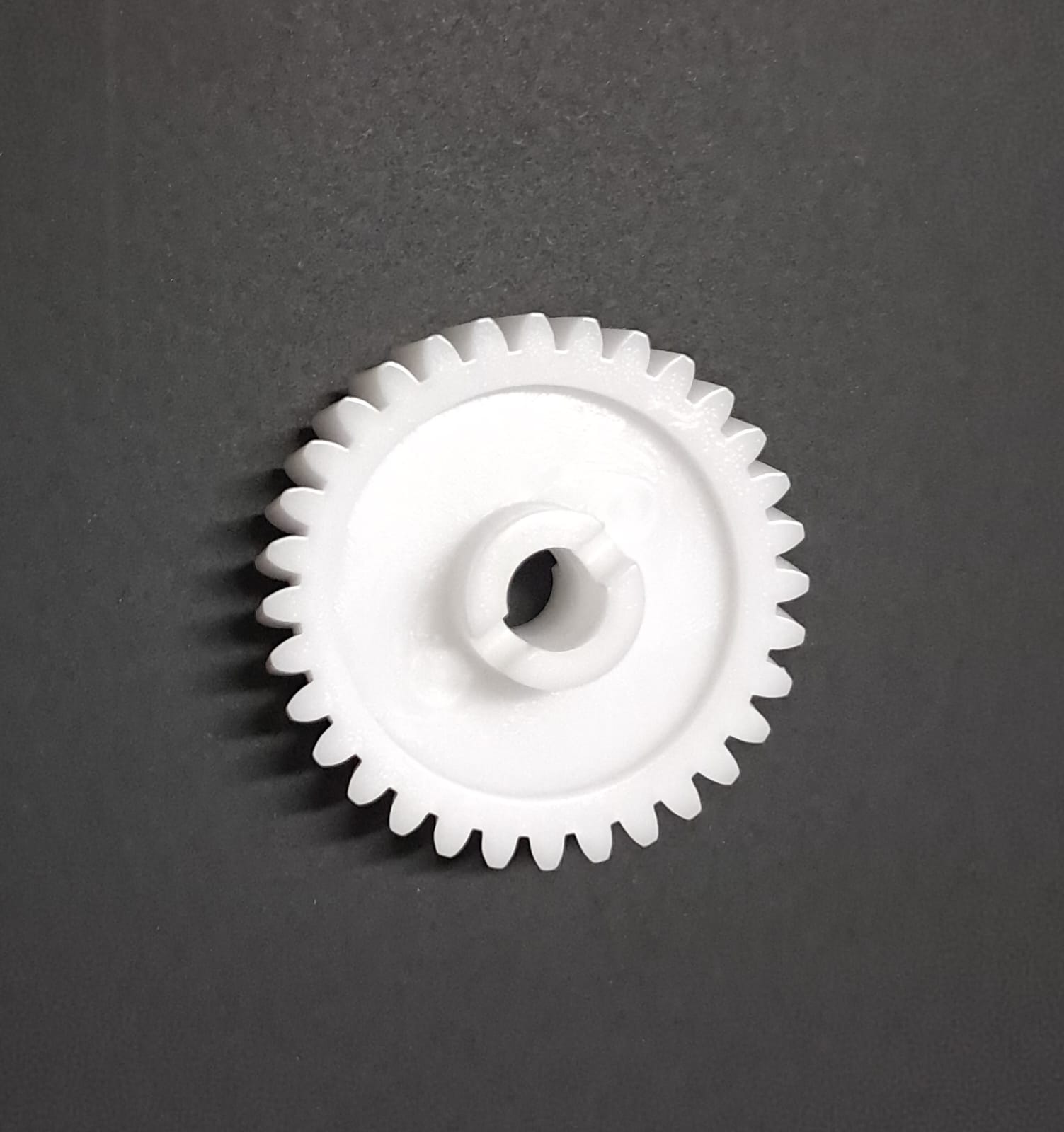 Piñón blanco dentado para portón eléctrico